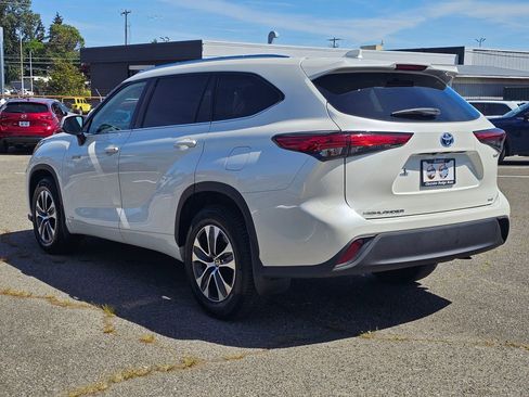 Used 2020 Toyota Highlander XLE AWD/4WD image 5