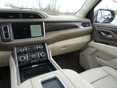 Used 2024 GMC Yukon XL Denali w/ Advanced Technology Package image 25