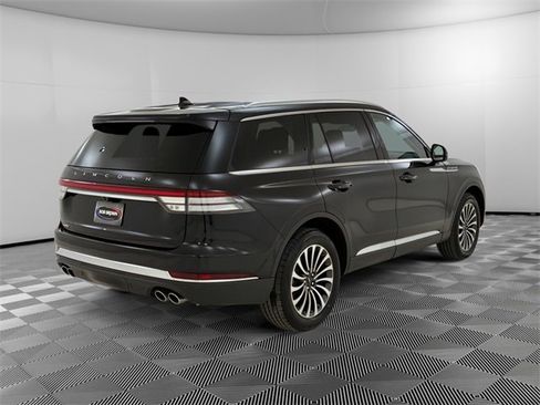 Used 2023 Lincoln Aviator AWD w/ Premium Package image 3