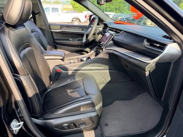 Used 2025 Jeep Grand Cherokee L Limited w/ Luxury Tech Group II AWD/4WD image 19