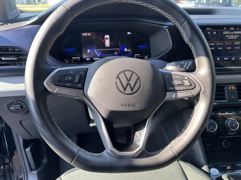 Used 2023 Volkswagen Taos SE AWD/4WD image 6