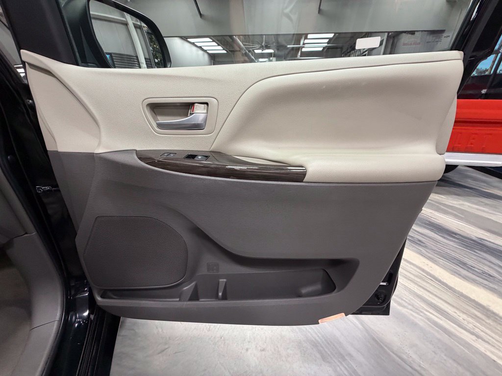 Used 2016 Toyota Sienna XLE w/ XLE Navigation Package FWD image 44