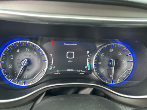 Used 2018 Chrysler Pacifica Limited w/ Tire & Wheel Group FWD image 15