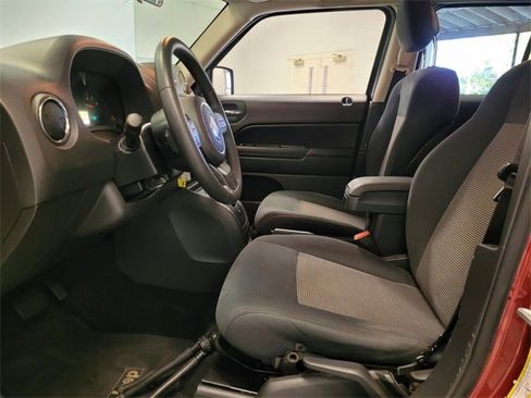 Used 2012 Jeep Patriot Latitude w/ Altitude Pkg image 9