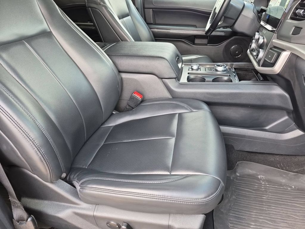 Used 2023 Ford Expedition XLT AWD/4WD image 30