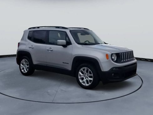 Used 2015 Jeep Renegade Latitude FWD image 3