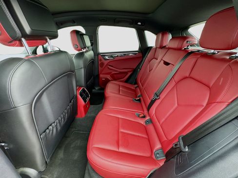 Used 2022 Porsche Macan AWD/4WD image 16