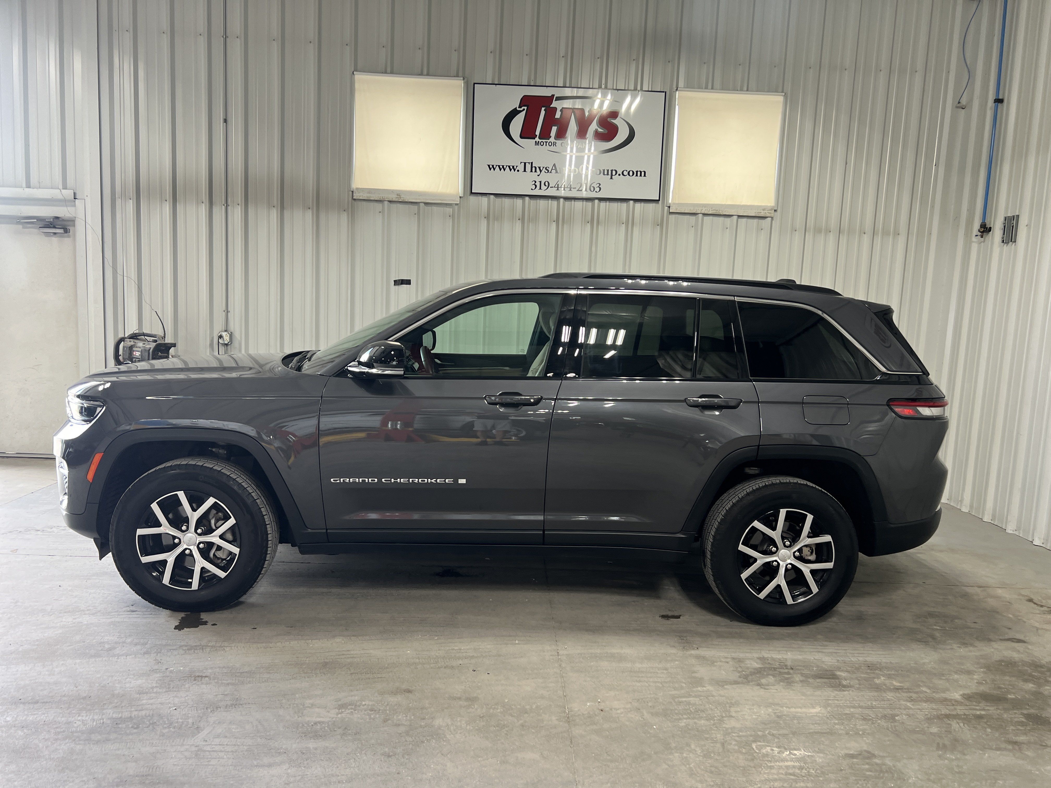 Used 2025 Jeep Grand Cherokee Limited w/ Trailer Tow Package AWD/4WD image 20