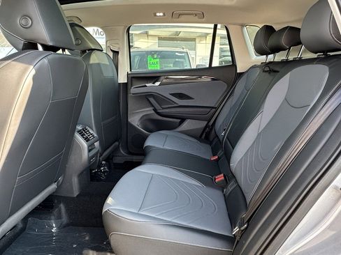 New 2025 Volkswagen Tiguan SE image 7