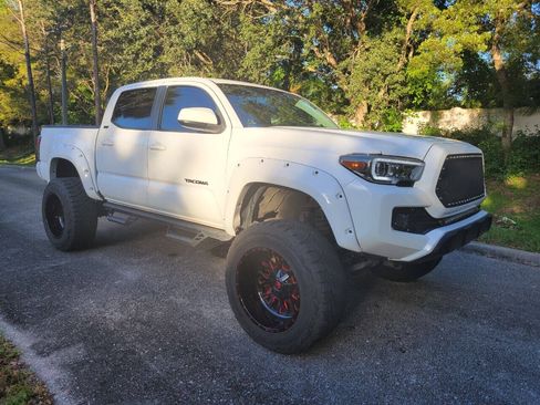 Used 2017 Toyota Tacoma SR5 w/ Tow Package RWD image 1