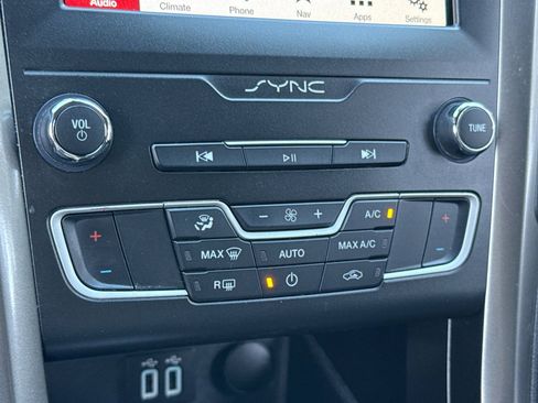 Used 2019 Ford Fusion SE image 25