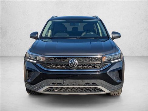 Used 2022 Volkswagen Taos SE image 2