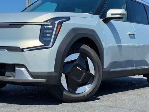 Certified 2024 Kia EV9 Wind AWD/4WD image 2