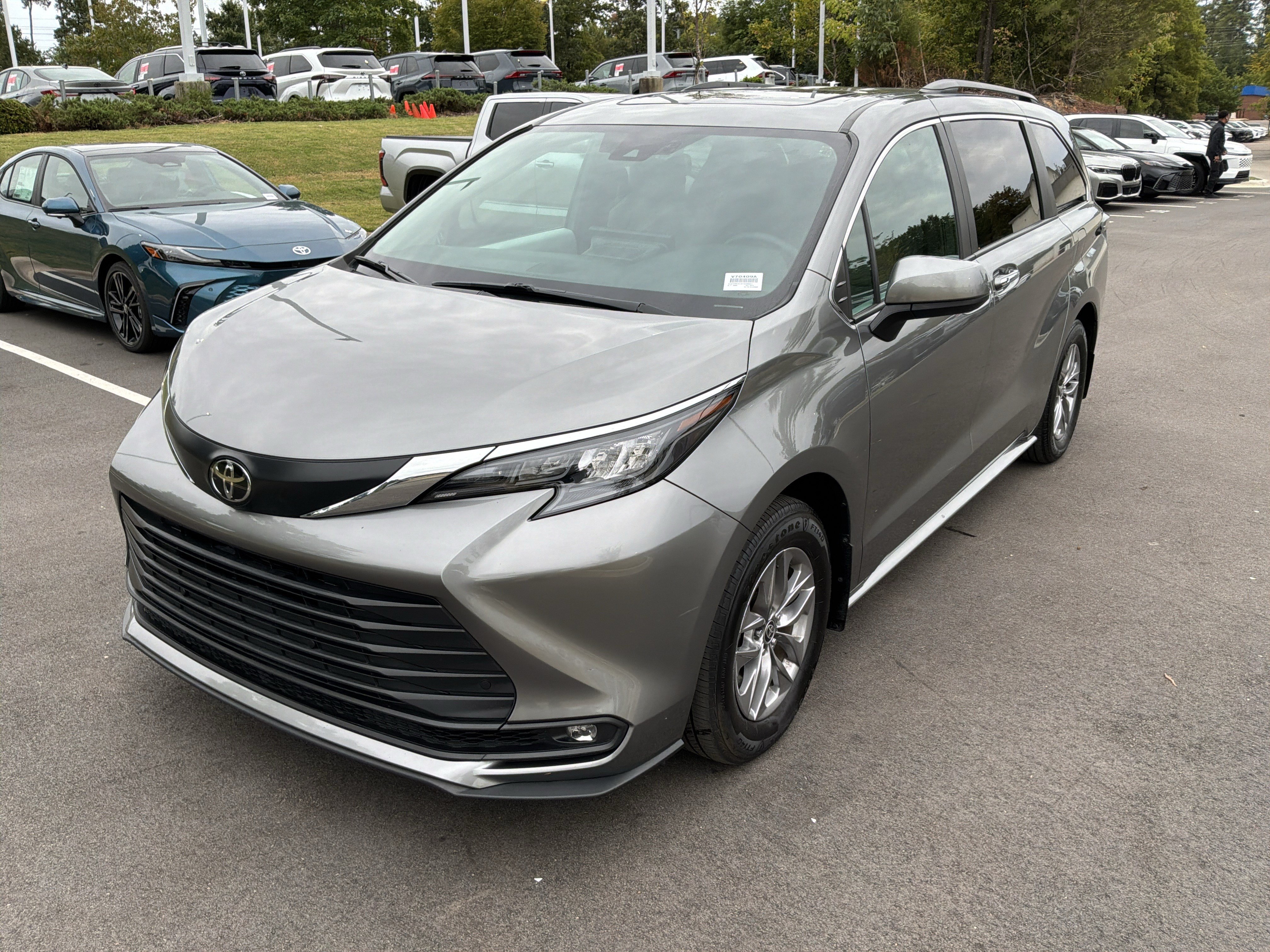 Used 2026 Toyota Sienna XLE FWD image 5
