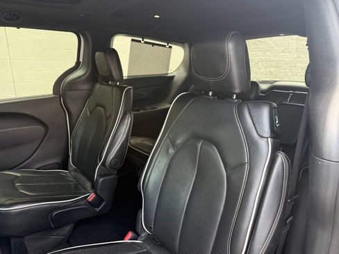 Used 2025 Chrysler Pacifica Limited FWD image 19