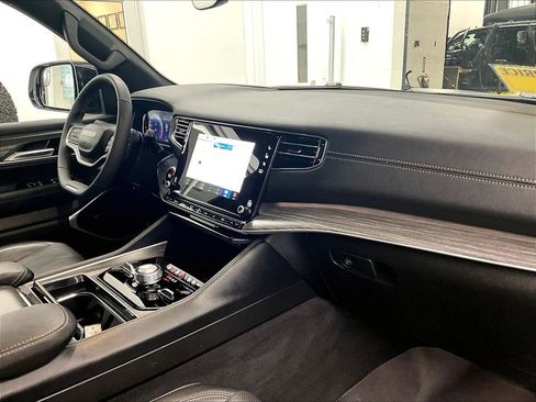 Used 2024 Jeep Wagoneer L Series III w/ Flexible Seating Group AWD/4WD image 14