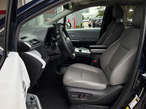Used 2026 Toyota Sienna XLE FWD image 10