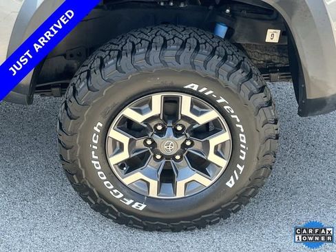 Used 2022 Toyota Tacoma TRD Off-Road AWD/4WD image 11