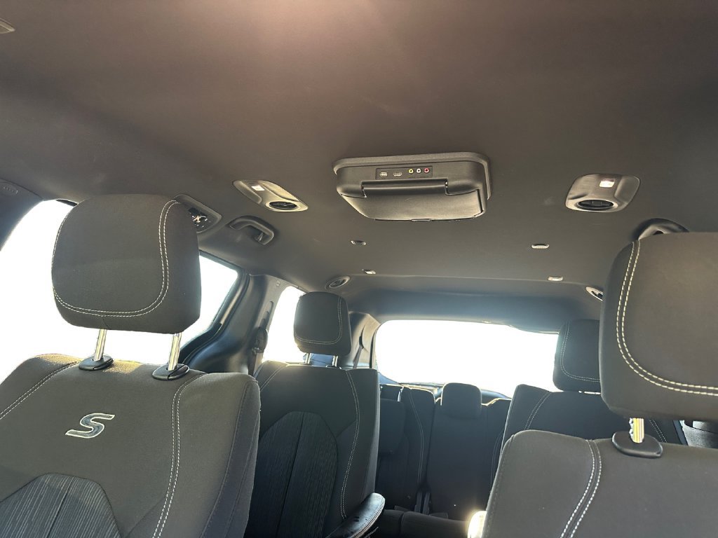 Used 2021 Chrysler Pacifica Touring w/ S Appearance Package FWD image 12