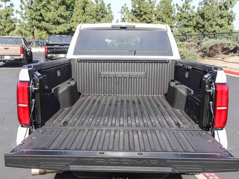 Certified 2025 Toyota Tacoma TRD Off-Road AWD/4WD image 32
