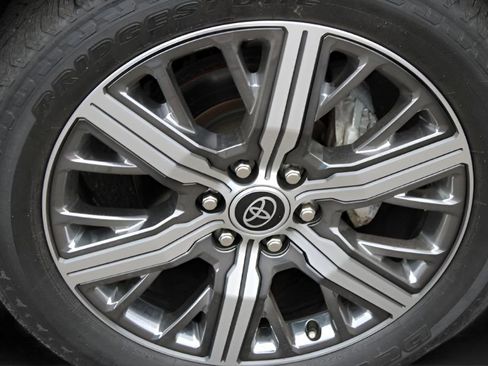 Used 2023 Toyota Sequoia Capstone AWD/4WD image 34
