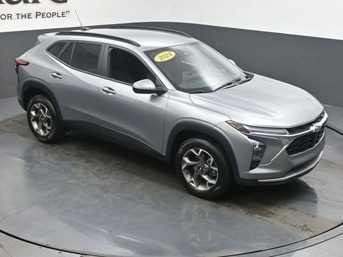 Used 2024 Chevrolet Trax LT w/ LT Convenience Package FWD image 47