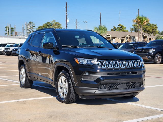 Used 2024 Jeep Compass Latitude AWD/4WD image 3