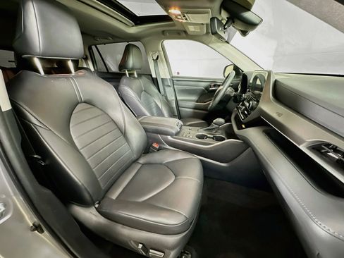 Used 2023 Toyota Highlander XLE FWD image 33