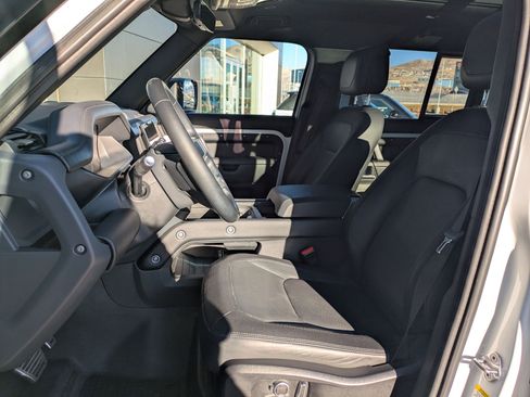 Used 2023 Land Rover Defender 130 X-Dynamic SE image 24