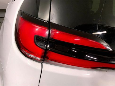 Used 2024 Chrysler Pacifica Touring-L image 28