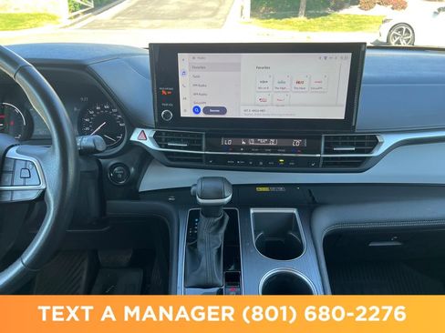 Used 2025 Toyota Sienna XLE w/ XLE Plus Package FWD image 21