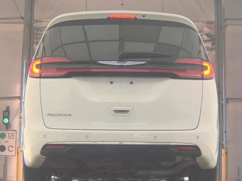 Used 2024 Chrysler Pacifica Touring-L image 8