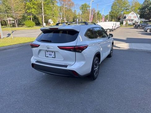 Used 2022 Toyota Highlander XLE AWD/4WD image 6