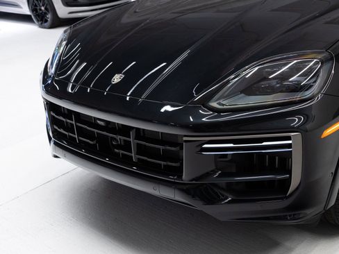 Certified 2025 Porsche Cayenne Turbo AWD/4WD image 32