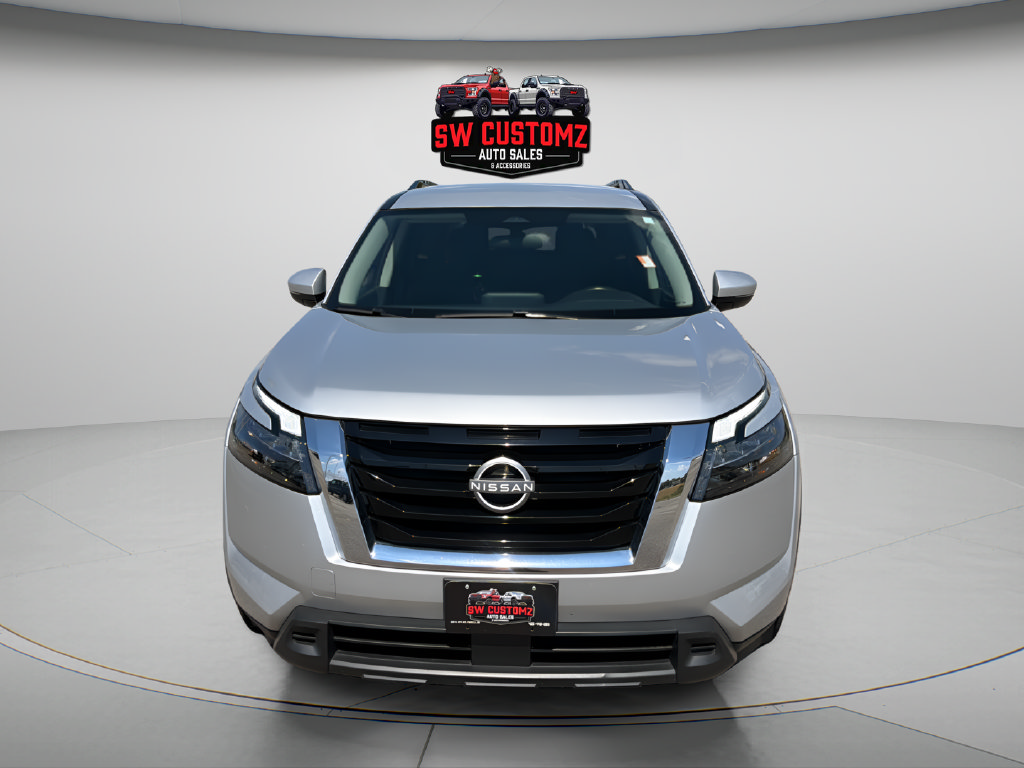 Used 2024 Nissan Pathfinder SV FWD image 2
