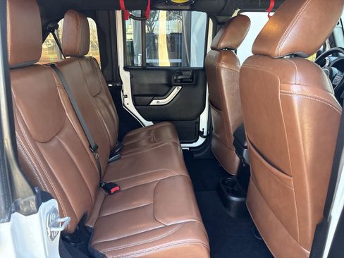 Used 2018 Jeep Wrangler Unlimited Rubicon w/ Connectivity Group image 24