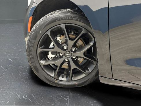 Used 2025 Chrysler Pacifica Limited FWD image 38