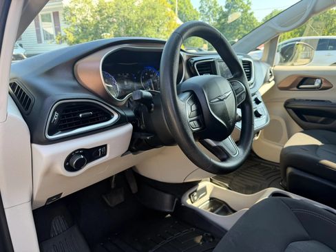 Used 2020 Chrysler Voyager L FWD image 10