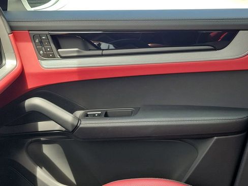 Certified 2025 Porsche Cayenne AWD/4WD image 23