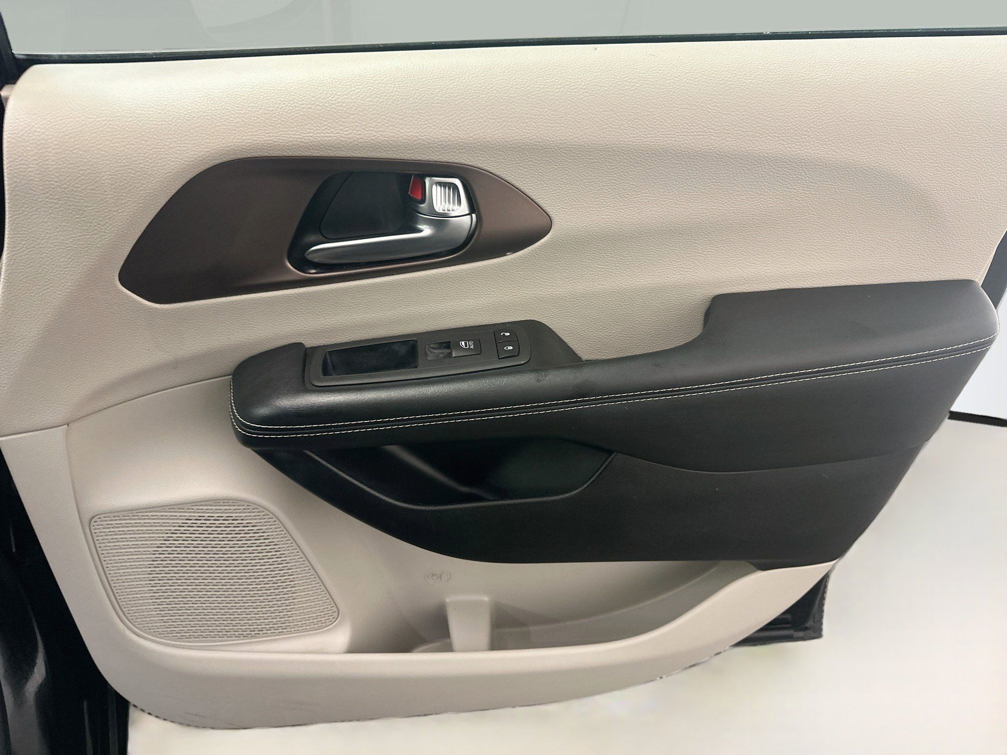 Used 2023 Chrysler Voyager LX FWD image 34