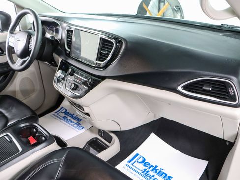 Used 2023 Chrysler Pacifica Touring-L image 27