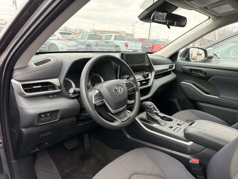 Used 2023 Toyota Highlander L image 6
