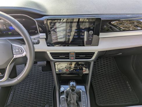 Used 2025 Volkswagen Taos SE w/ Panoramic Sunroof Package image 17