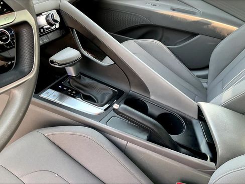 Used 2024 Hyundai Elantra SEL FWD image 14