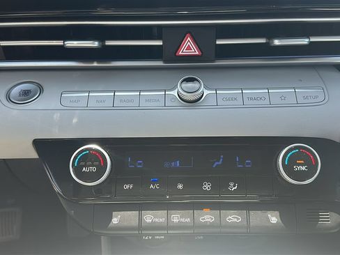 Used 2025 Hyundai Elantra Limited FWD image 26