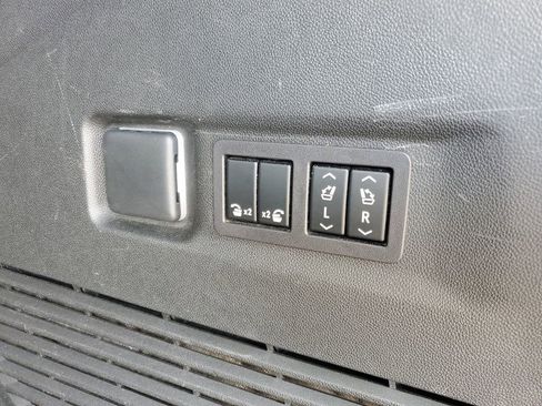 Used 2023 Chevrolet Suburban High Country AWD/4WD image 35