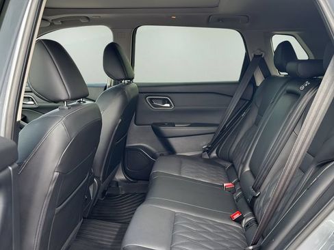 Used 2025 Nissan Rogue Platinum FWD image 17