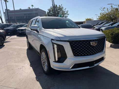 Used 2025 Cadillac Escalade ESV Premium Luxury AWD/4WD image 7