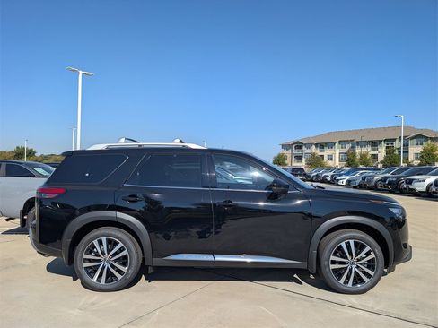 New 2025 Nissan Pathfinder Platinum w/ Black Appearance Package image 3