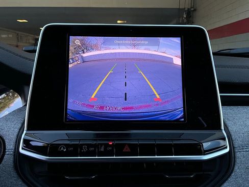 Used 2025 Jeep Compass Latitude image 32